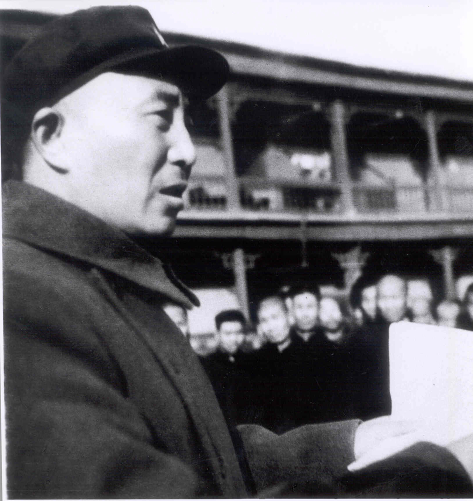 1949年公安部部长兼北京市公安局局长罗瑞卿给妓院老鸨训话（展线）.jpg