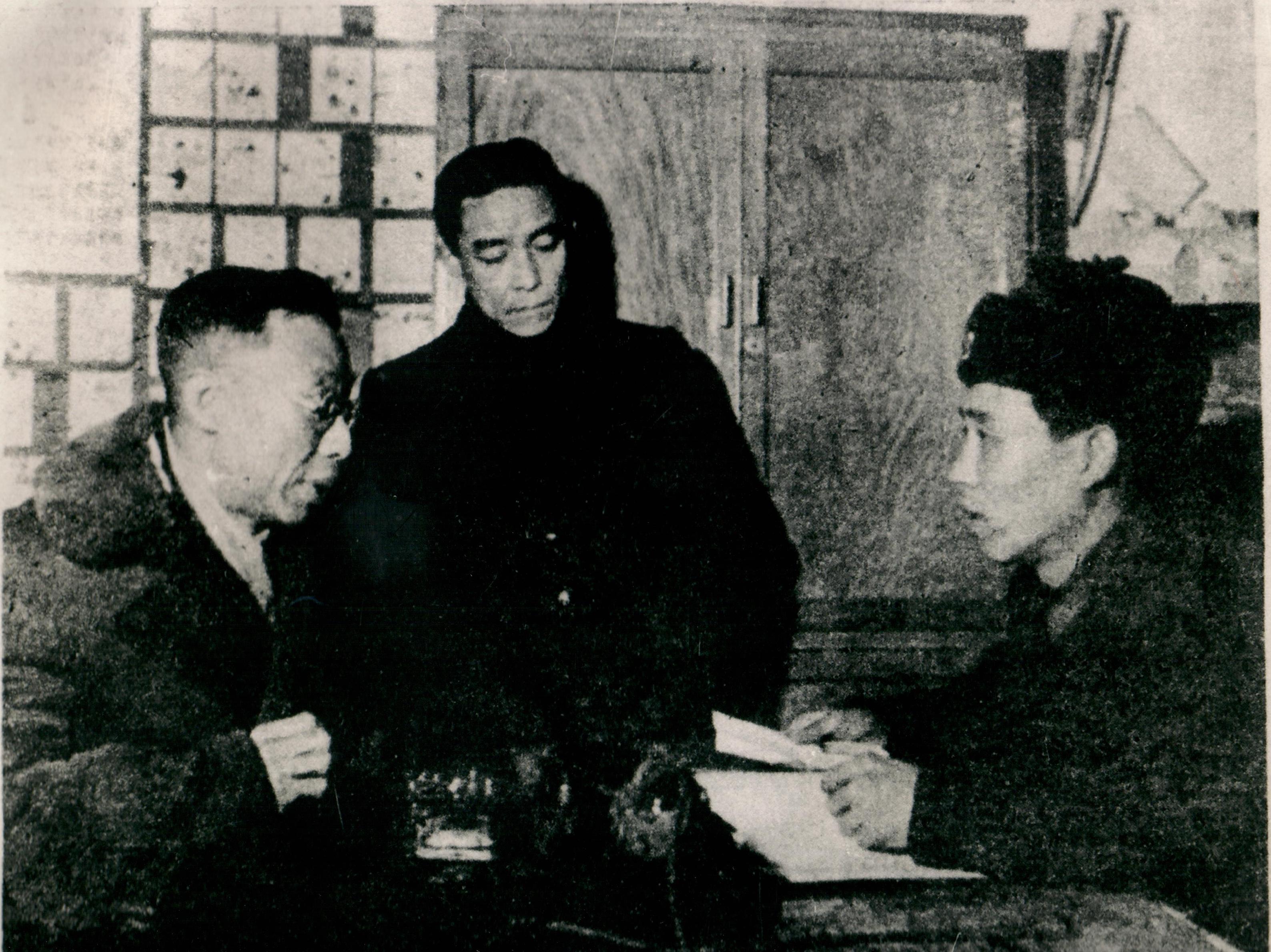 1959年吴静深给溥仪上户口照片.jpg