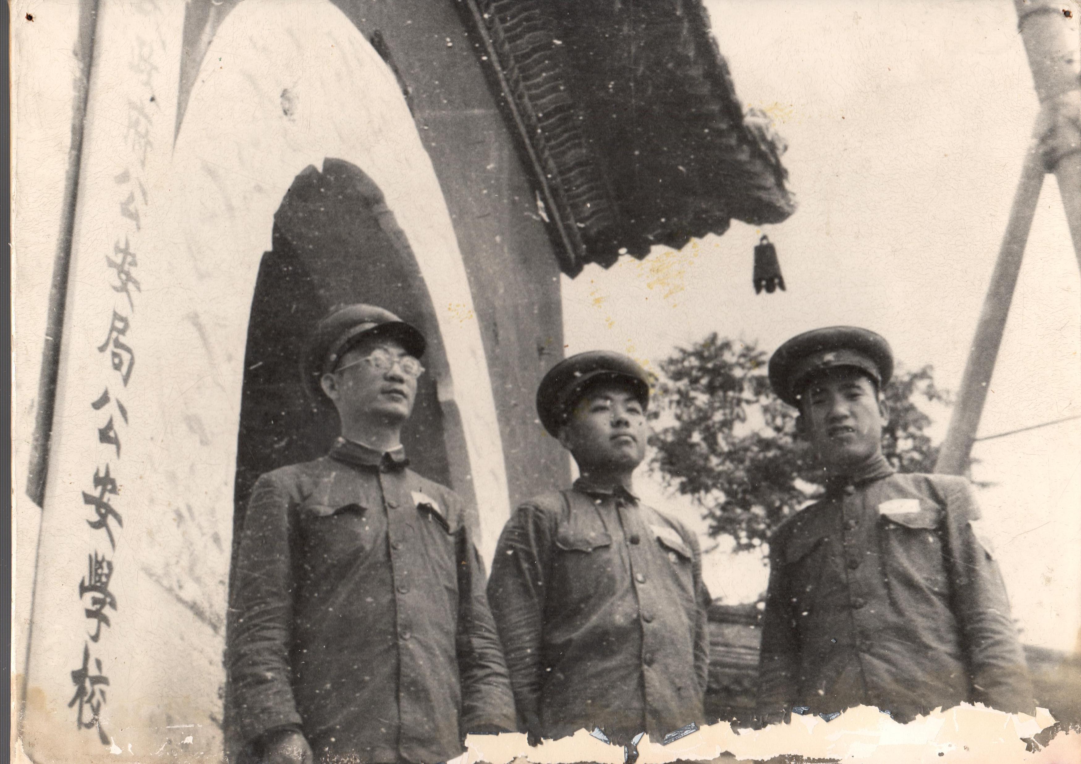 1949年北京市公安学校第一期学员在东岳庙生活照.jpg