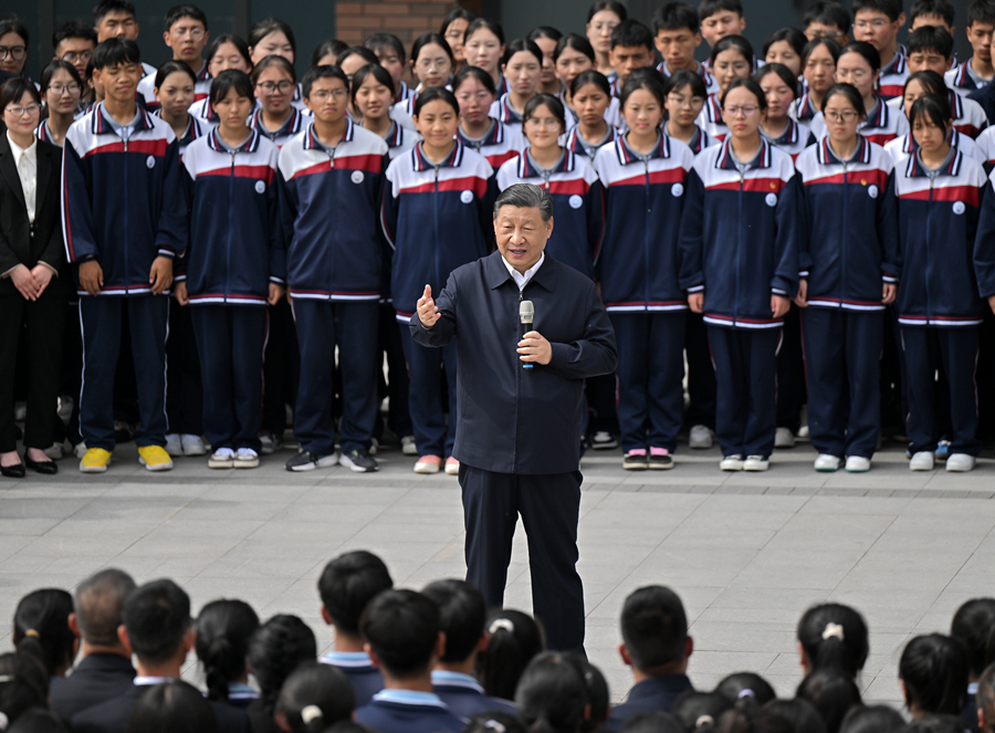 6月18日至19日，中共中央总书记、国家主席、中央军委主席习近平在青海考察。这是18日下午，习近平在果洛西宁民族中学考察时，同师生们亲切交流。