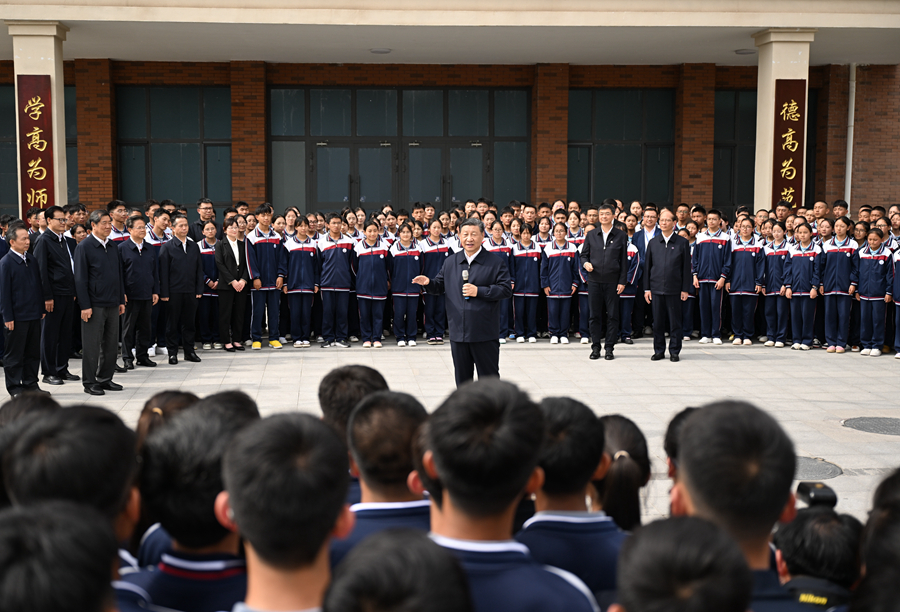 6月18日至19日，中共中央总书记、国家主席、中央军委主席习近平在青海考察。这是18日下午，习近平在果洛西宁民族中学考察时，同师生们亲切交流。