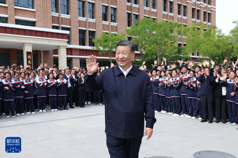 6月18日至19日，中共中央总书记、国家主席、中央军委主席习近平在青海考察。这是18日下午，习近平在果洛西宁民族中学考察时，向师生们挥手致意。