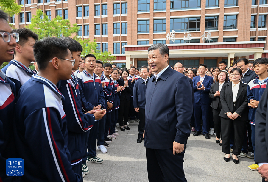 6月18日至19日，中共中央总书记、国家主席、中央军委主席习近平在青海考察。这是18日下午，习近平在果洛西宁民族中学考察时，同师生们亲切交流。