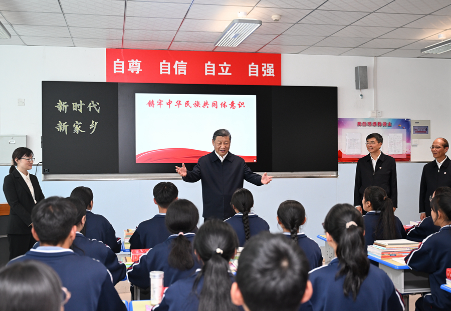 6月18日至19日，中共中央总书记、国家主席、中央军委主席习近平在青海考察。这是18日下午，习近平在果洛西宁民族中学高一（1）班观摩“新时代、新家乡”主题思政课时，同学生亲切交流。