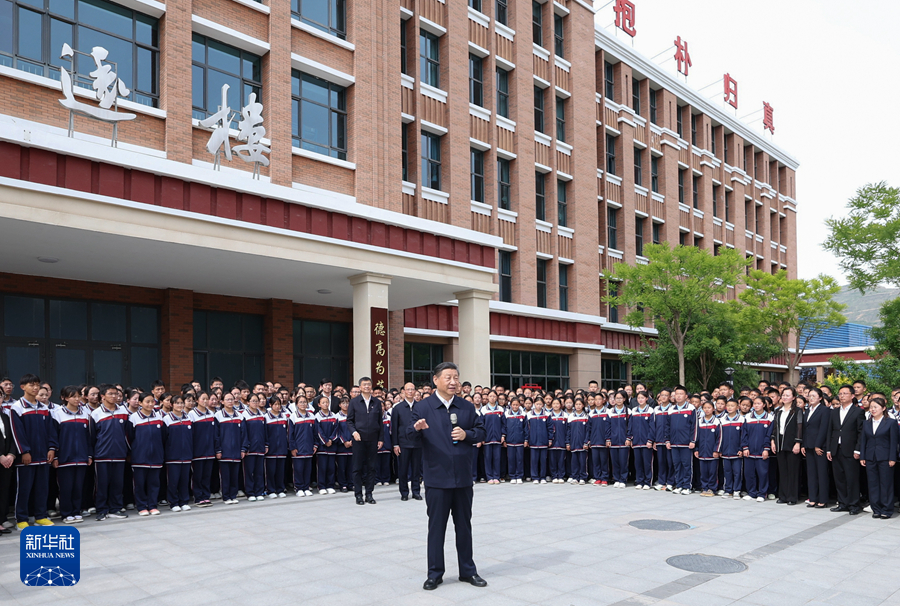 6月18日至19日，中共中央总书记、国家主席、中央军委主席习近平在青海考察。这是18日下午，习近平在果洛西宁民族中学考察时，同师生们亲切交流。