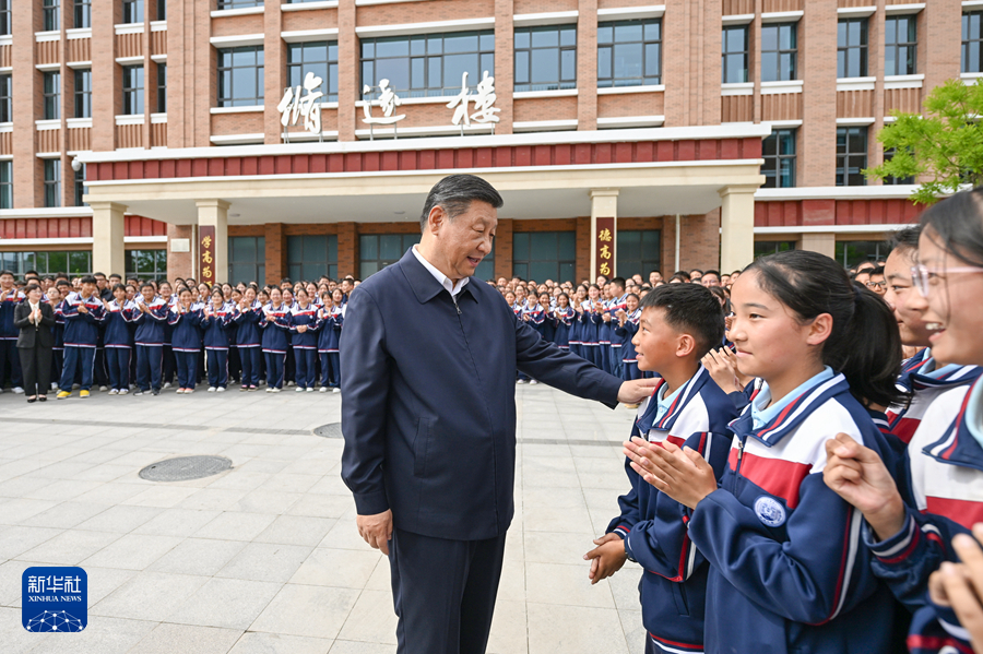 6月18日至19日，中共中央总书记、国家主席、中央军委主席习近平在青海考察。这是18日下午，习近平在果洛西宁民族中学考察时，同师生们亲切交流。