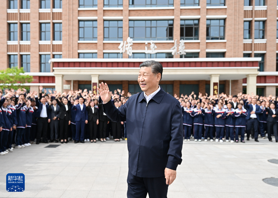 6月18日至19日，中共中央总书记、国家主席、中央军委主席习近平在青海考察。这是18日下午，习近平在果洛西宁民族中学考察时，向师生们挥手致意。