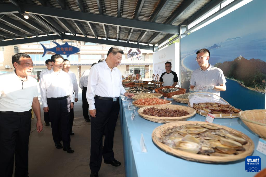 10月15日至16日，中共中央总书记、国家主席、中央军委主席习近平在福建考察。这是15日下午，习近平在漳州市东山县陈城镇澳角村考察时，了解海鲜干货和渔获产品交易情况。