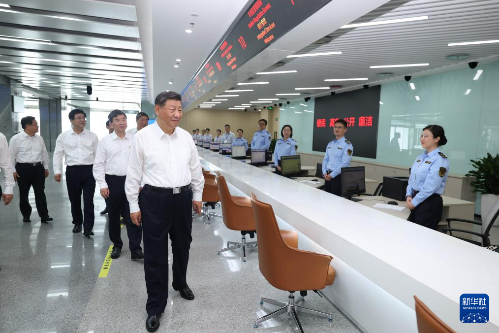 10月15日至16日，中共中央总书记、国家主席、中央军委主席习近平在福建考察。这是16日上午，习近平在中国（福建）自由贸易试验区厦门片区考察时，同综合服务大厅窗口工作人员亲切交流。