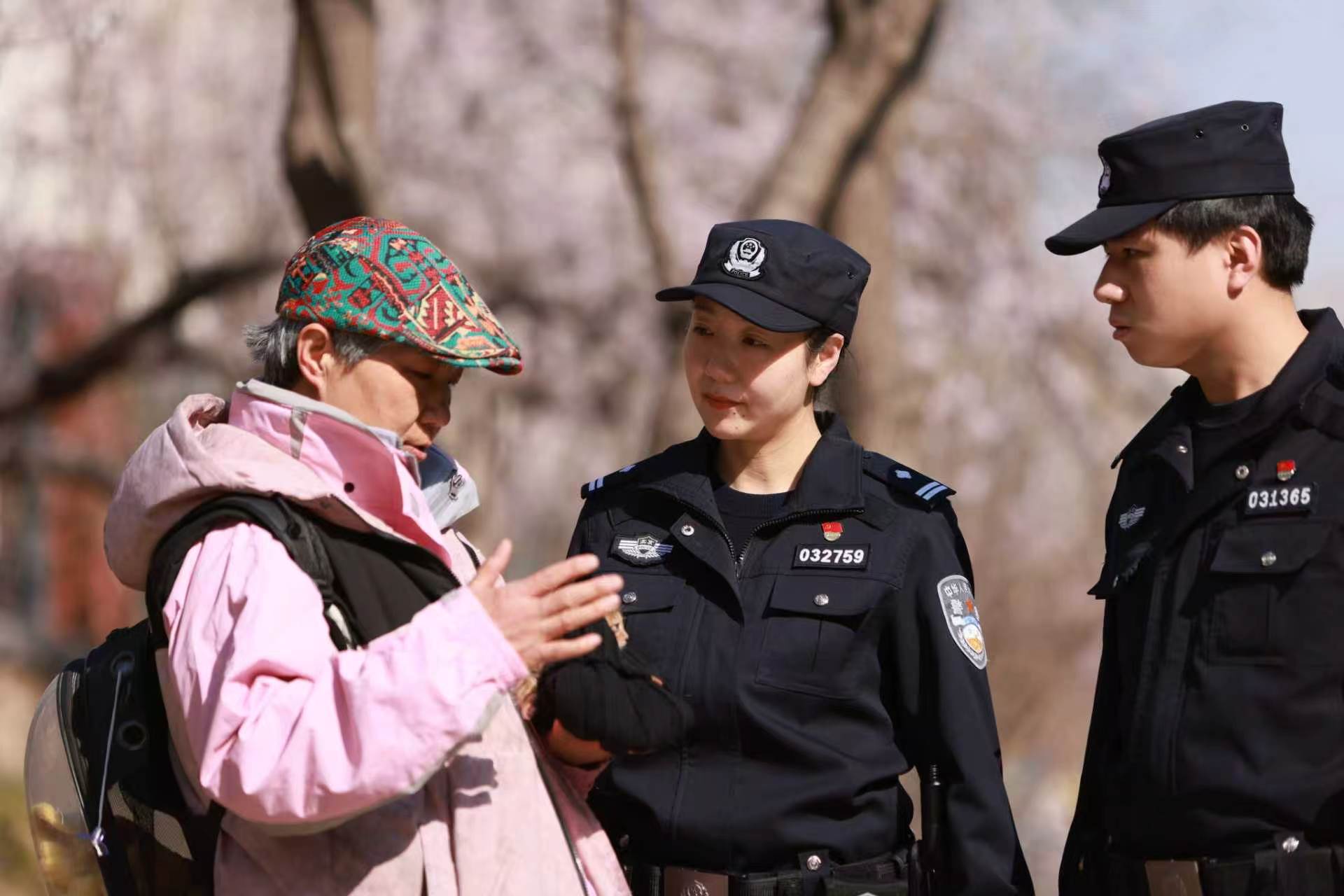 北京警方全力守护群众踏青出游安全有序