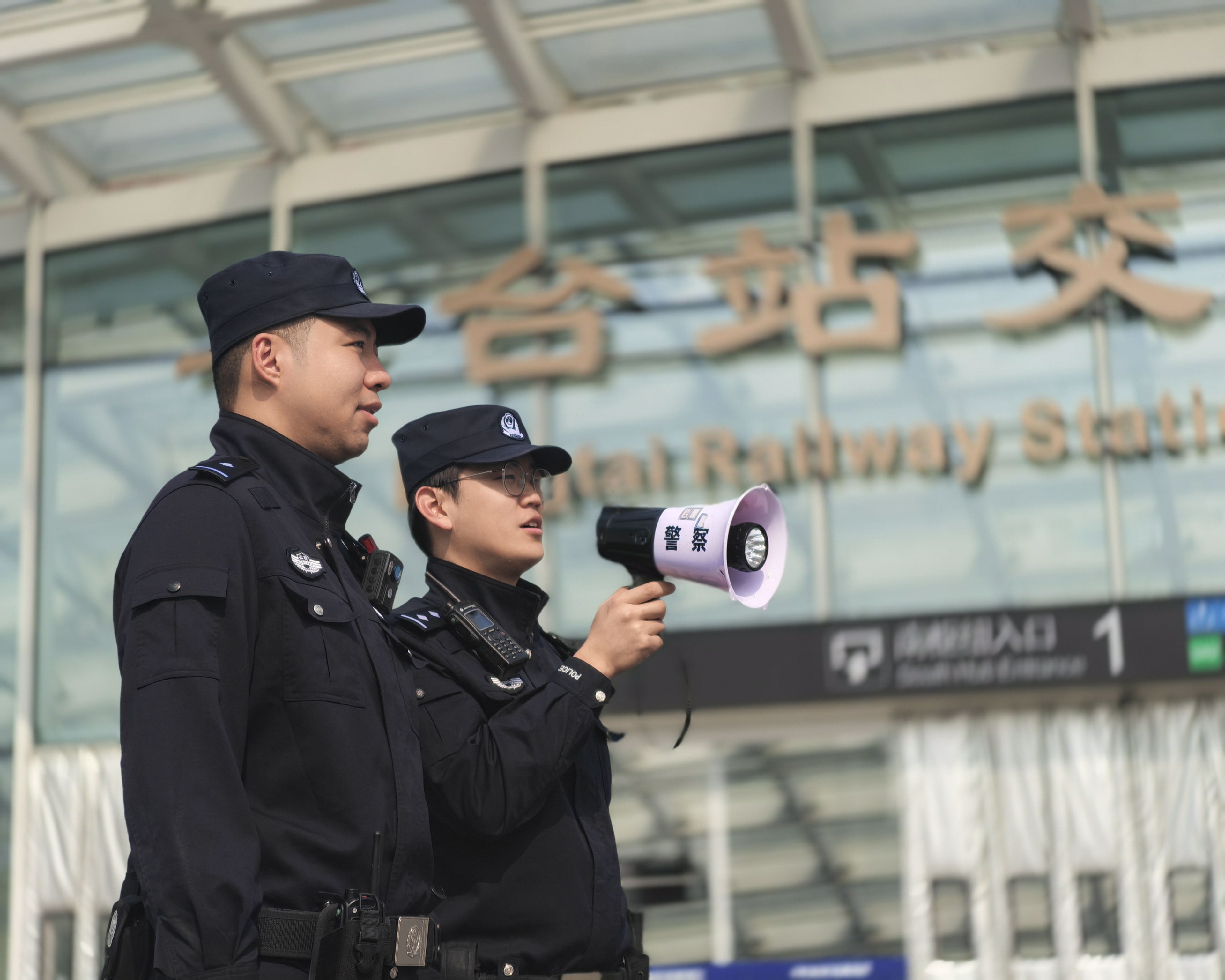 守护春日群众出行路 北京公交警方织密公共交通“安全网”